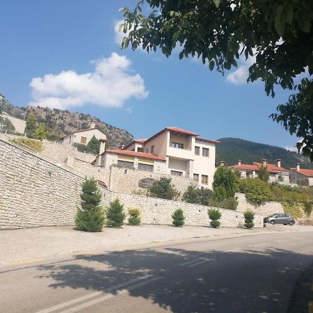 カラブリタ Καστρο Πετρινα Σαλε Καλαβρυταヴィラ エクステリア 写真