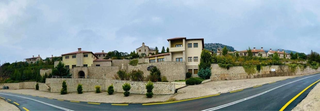 カラブリタ Καστρο Πετρινα Σαλε Καλαβρυταヴィラ エクステリア 写真