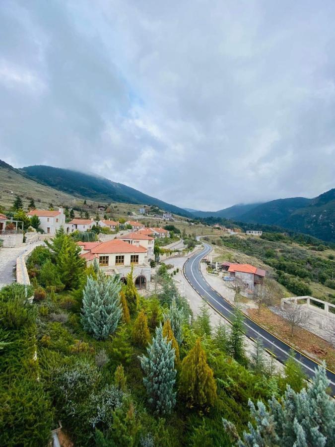 カラブリタ Καστρο Πετρινα Σαλε Καλαβρυταヴィラ エクステリア 写真